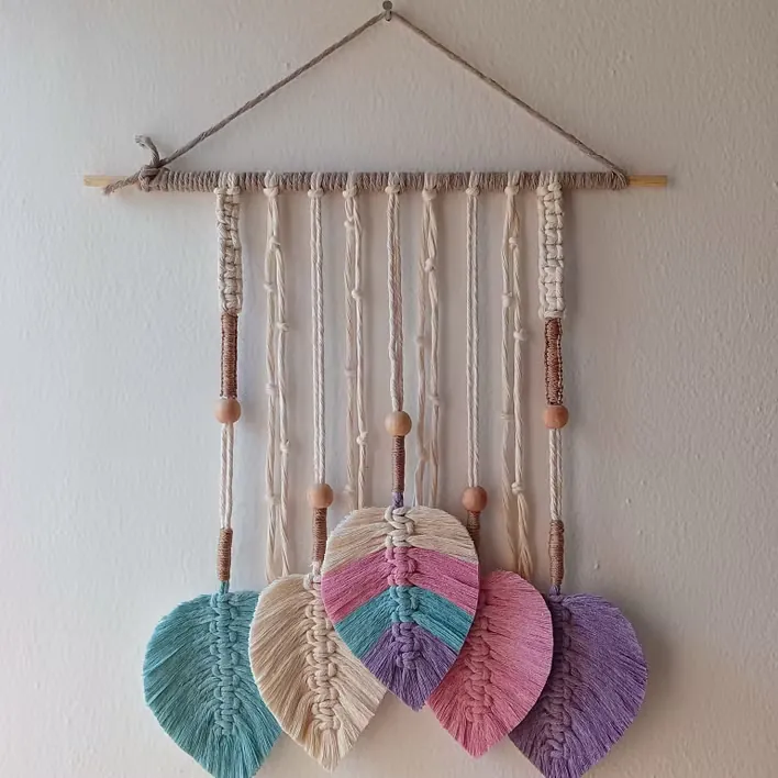 Peça decorativa de macramê em formato de folhas coloridas