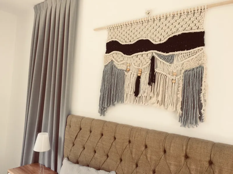 Tapeçaria de macramê decorando quarto