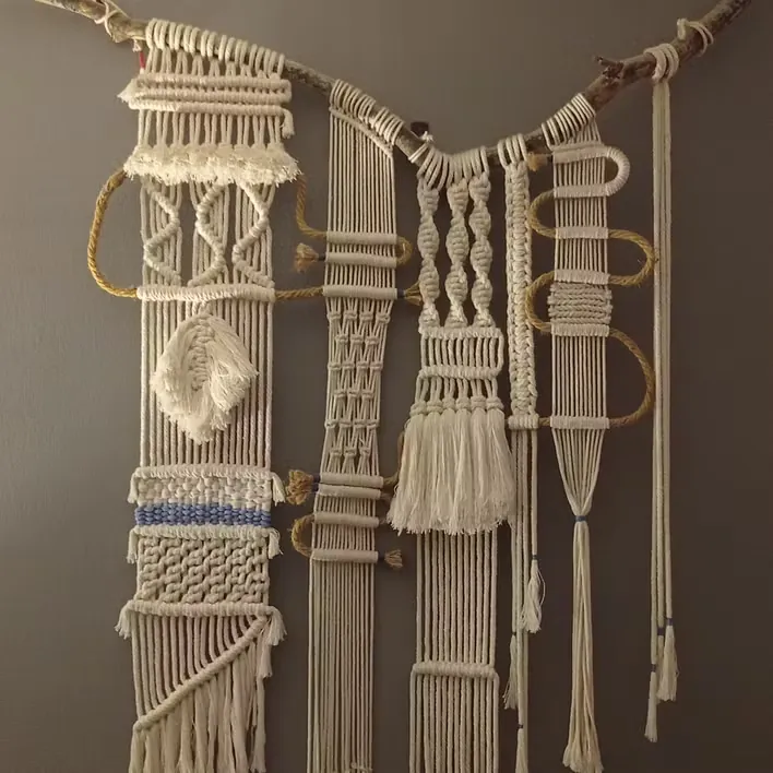 Conjunto de peças de macramê penduradas em galho de madeira