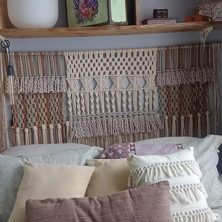 Tapeçaria de macramê aplicada como cabeceira de cama